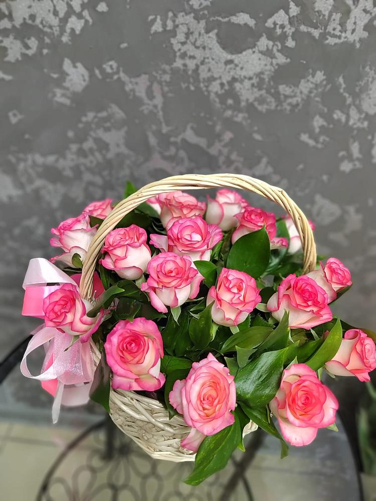 Цветочная композиция из Розы в корзине в Дубках Саратовской области