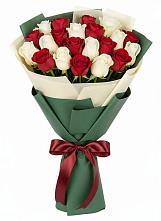 Букет Микс из красных и белых роз в Дубках Саратовской области