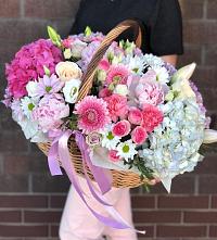 Цветочная композиция из Розы, Хризантемы, Пионы и Лизиантусы в корзине в Дубках Саратовской области