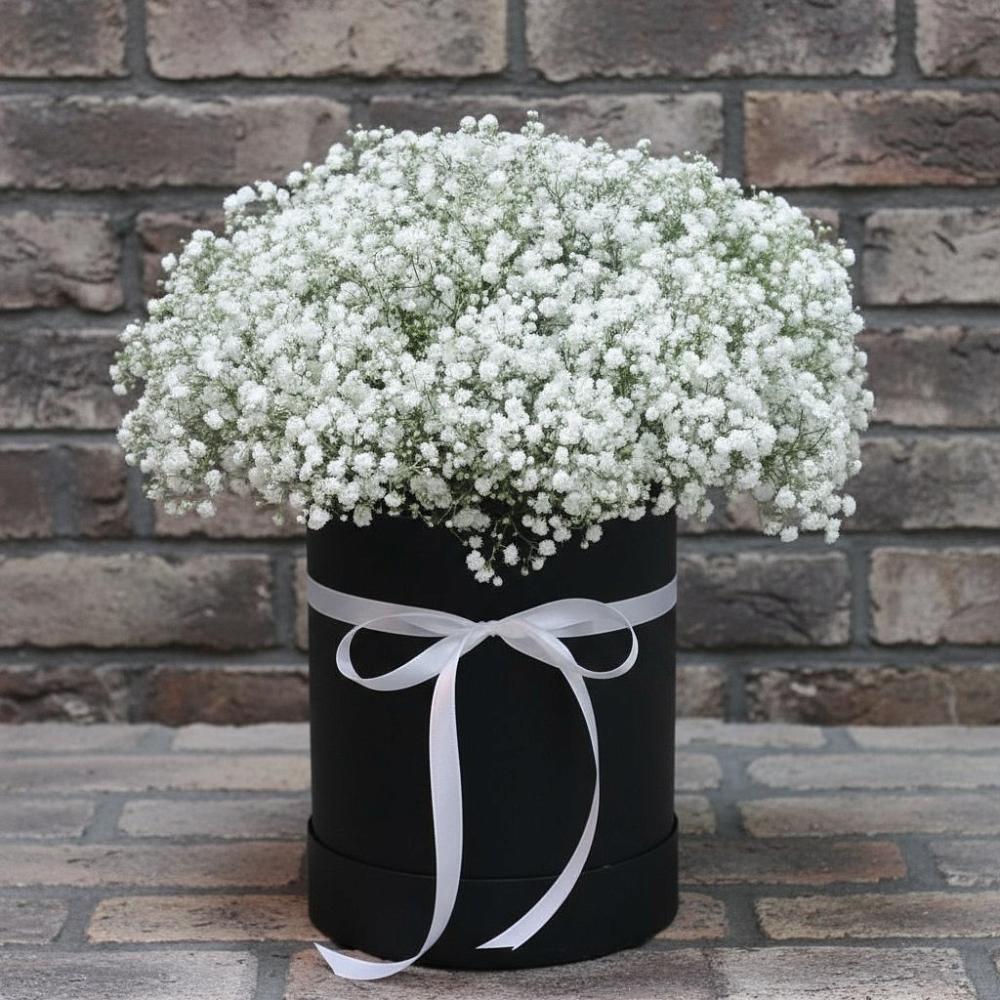 Цветочная композиция из Гипсофила в шляпной коробке в Дубках Саратовской области