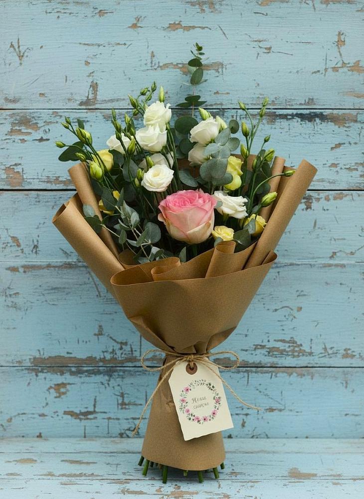 Букет цветов из: Розы и Лизиантусы в Дубках Саратовской области