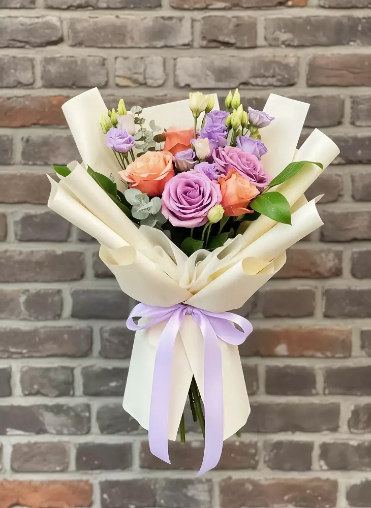 Букет цветов из: Лизиантусы и Розы в Дубках Саратовской области