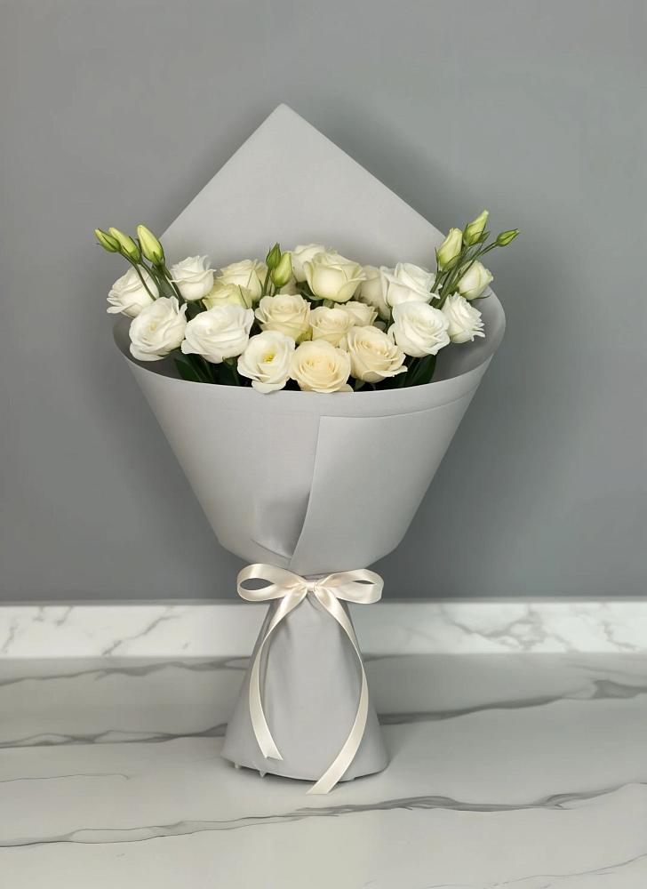 Букет цветов из: Розы и Лизиантусы в Дубках Саратовской области