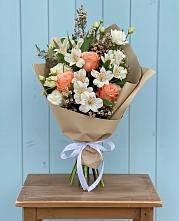 Букет цветов из:  Альстромерии, Лизиантусы, Розы и Хризантемы в Дубках Саратовской области