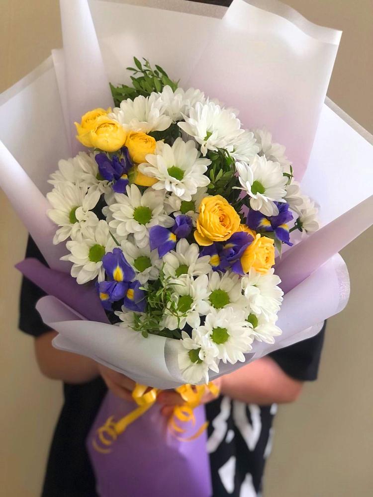 Букет цветов из: Ирисы, Хризантемы и Розы в Дубках Саратовской области