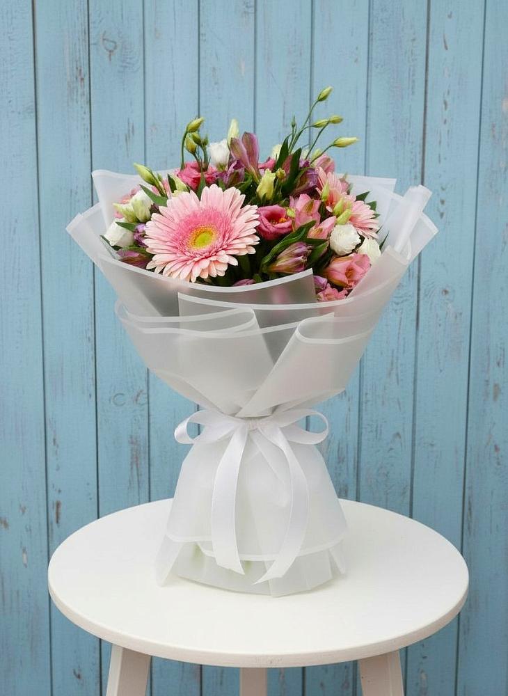 Букет цветов из: Герберы, Альстромерии и Лизиантусы в Дубках Саратовской области