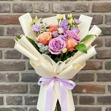 Букет цветов из:  Лизиантусы и Розы в Дубках Саратовской области