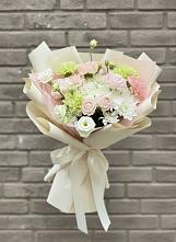 Букет цветов из:  Гвоздики, Розы, Лизиантусы и Хризантемы в Дубках Саратовской области