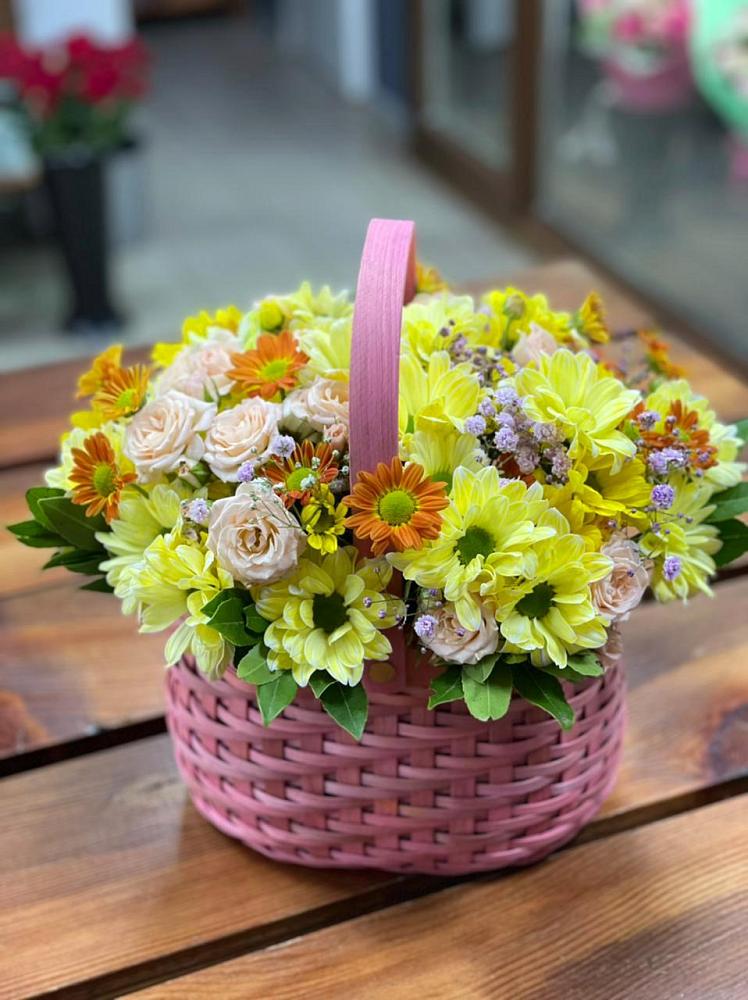 Цветочная композиция из Хризантемы и Розы в корзине в Дубках Саратовской области