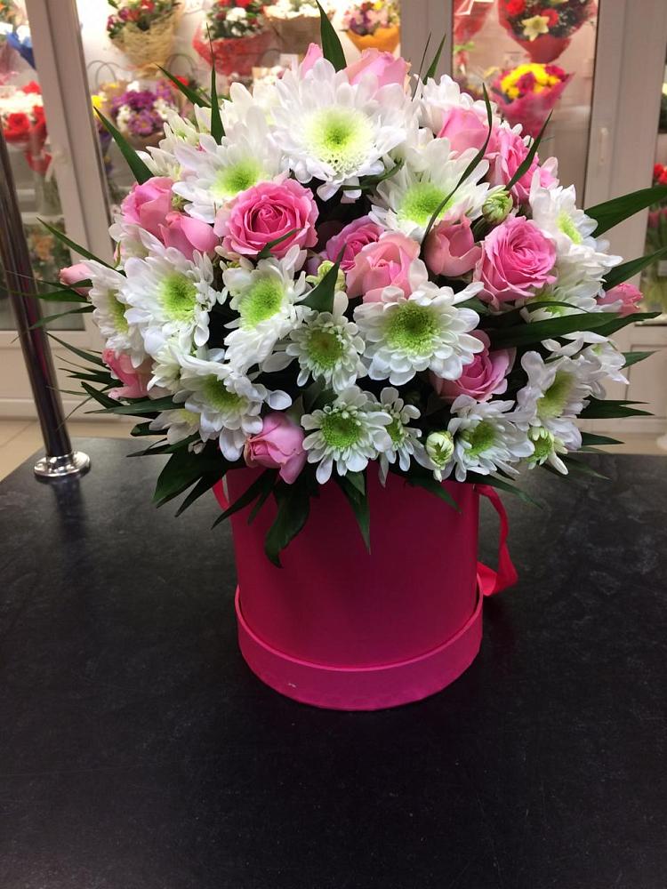 Цветочная композиция из Розы и Хризантемы в шляпной коробке в Дубках Саратовской области