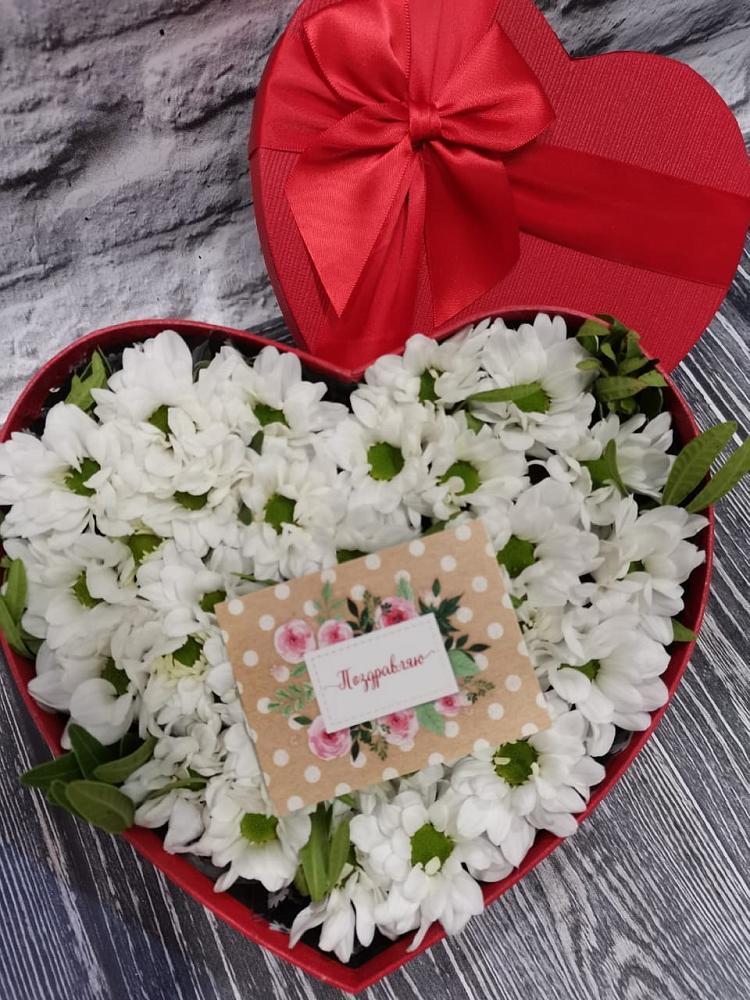 Цветочная композиция из Хризантемы в виде сердца в Дубках Саратовской области