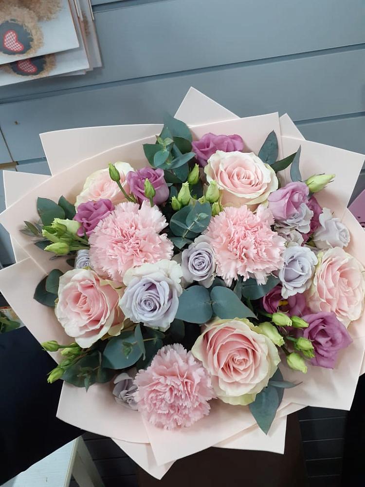 Букет цветов из: Розы, Гвоздики и Лизиантусы в Дубках Саратовской области