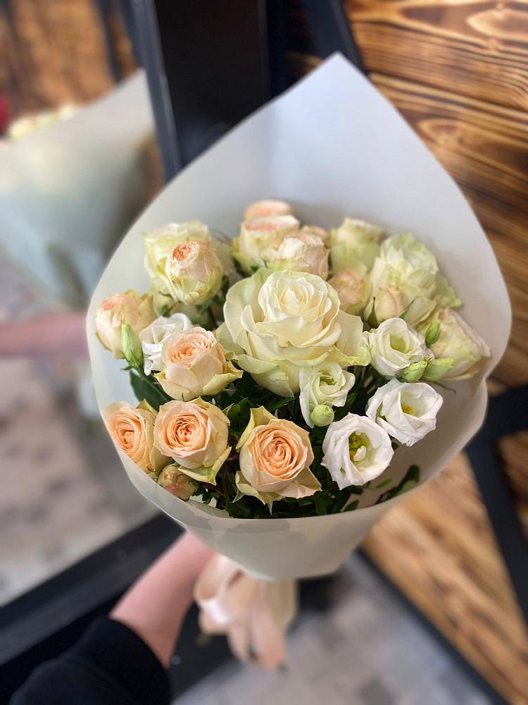 Букет цветов из: Розы и Лизиантусы в Дубках Саратовской области